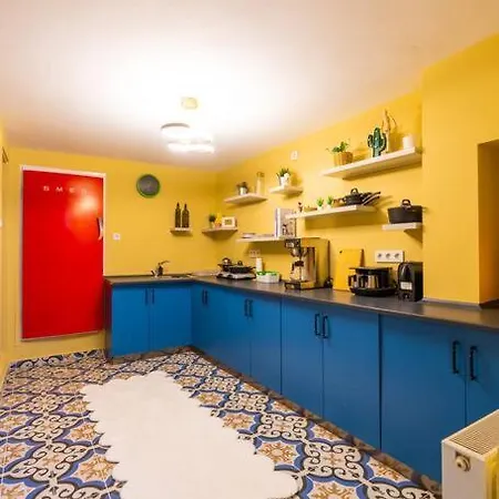 מלון Maximalist House In Center *